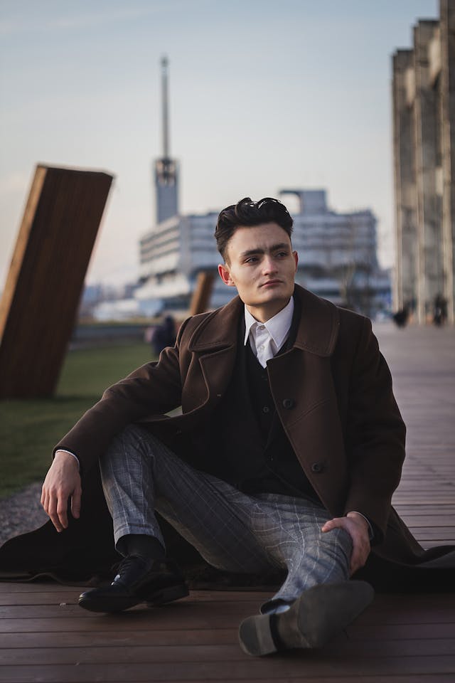 Jakie garnitury są najbardziej odpowiednie do pracy biurowej?